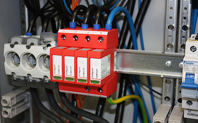 Über­spannungs­schutz bei Kerscher Elektro- u. Sicherheitstechnik GmbH & Co.KG in Bogen